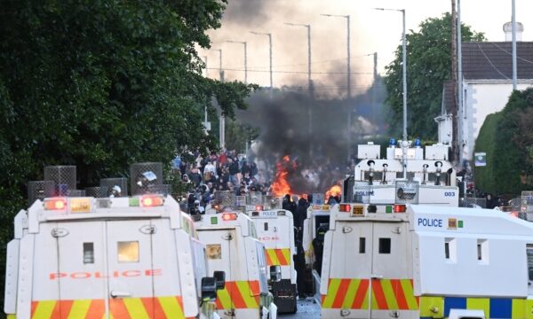 【写真特集】スーダン国籍の難民が路上で刃物を振るう　英国各地で抗議デモが拡大