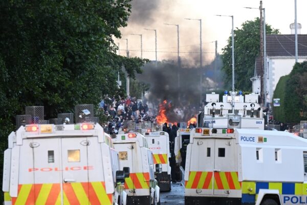 【写真特集】スーダン国籍の難民が路上で刃物を振るう　英国各地で抗議デモが拡大