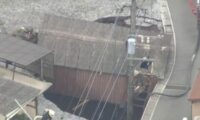 福岡県田川市の住宅地に深さ約6メートルの陥没穴　車庫ごと車両が落下