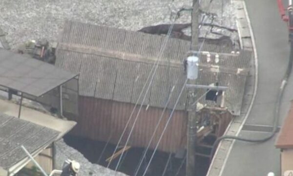 福岡県田川市の住宅地に深さ約6メートルの陥没穴　車庫ごと車両が落下