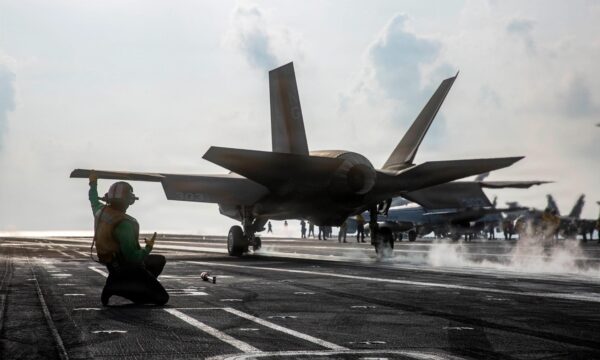 米軍がイランの軍事目標を破壊　イランは米軍基地を攻撃