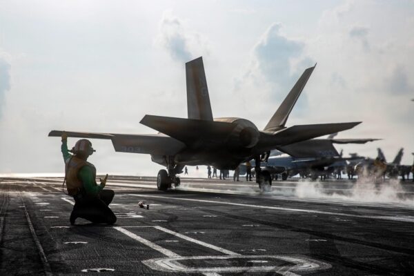 米軍がイランの軍事目標を破壊　イランは米軍基地を攻撃