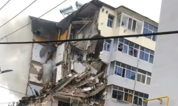 朝の住宅街で大爆発　集合住宅の半分が吹き飛ぶ＝中国