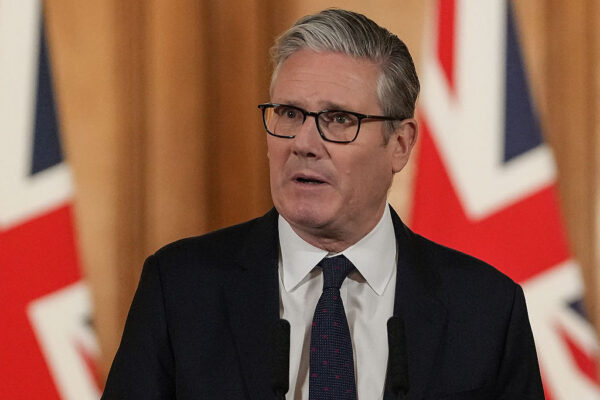 英国　16歳未満のSNS利用禁止へ　首相「子どもたちに子ども時代を」