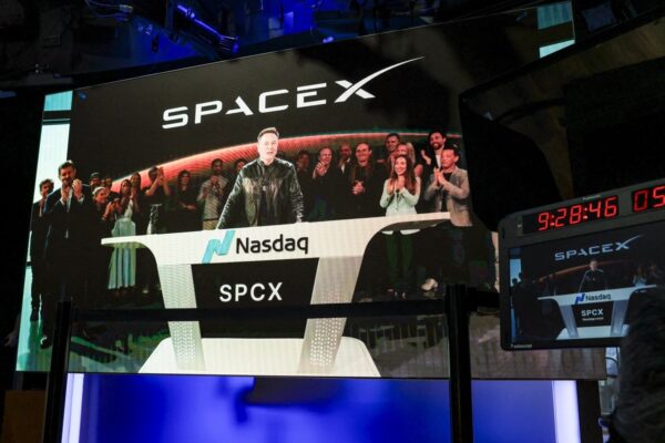 イーロン・マスク　SpaceX上場急騰で世界初の「兆万長者」に