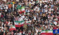W杯イラン初戦　反体制派象徴の旧国旗掲げられる