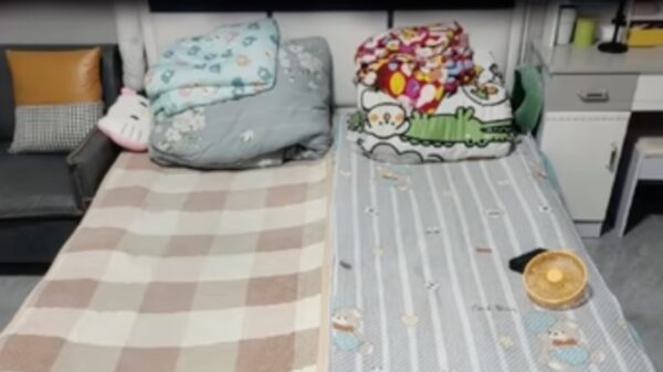 シェアルームならぬ「シェアベッド」　同じベッドで眠る中国の若者た
