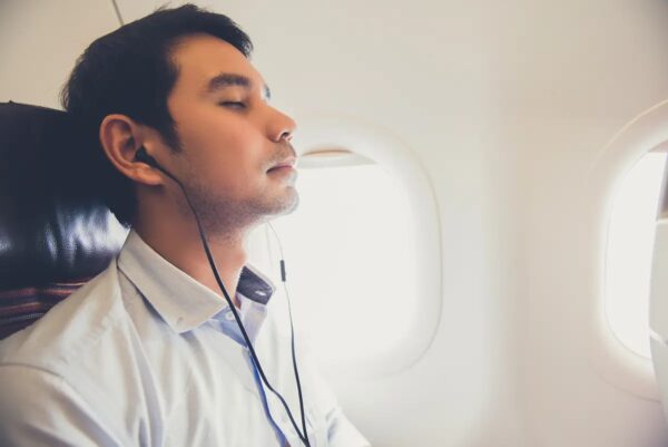 飛行機の離陸・着陸時に窓のシェードを開ける理由