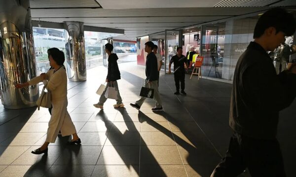 中国の個人消費が3年ぶり減少　内需低迷で景気下振れ懸念