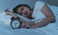 夏の高温多湿で眠れない　食事で整える不眠対策
