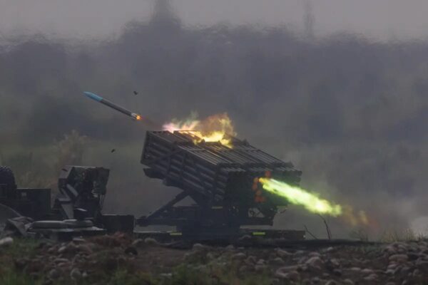 【写真】台湾陸軍が台中沿岸で実弾演習　中共軍の上陸作戦を想定