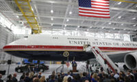 米大統領専用機「新型エアフォースワン」をお披露目