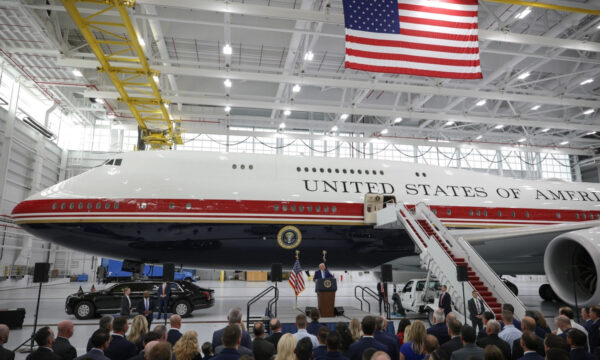 米大統領専用機「新型エアフォースワン」をお披露目
