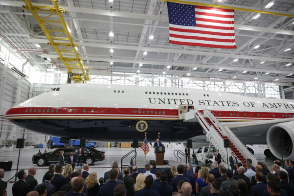 米大統領専用機「新型エアフォースワン」をお披露目