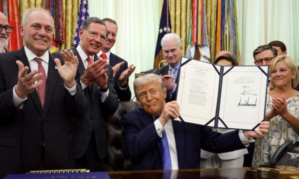 トランプ氏　不法移民対策予算案に署名　ICEなどに700億ドル投入