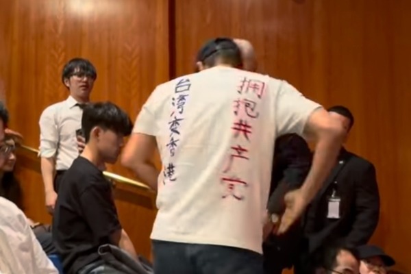 訪米中の台湾最大野党トップに　中国出身者が抗議 「共産党受け入れるなら 台湾は香港に」