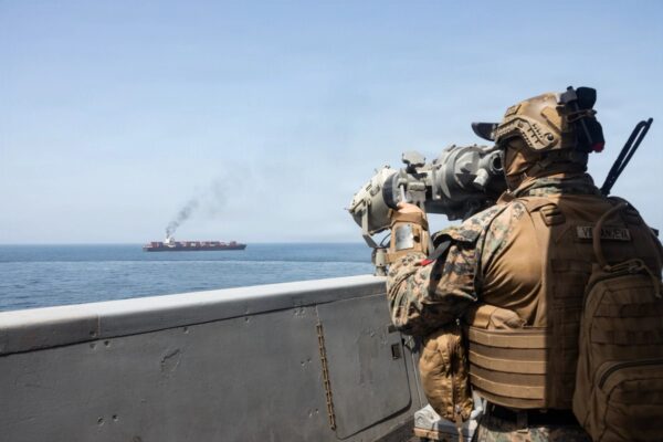 米海軍　ホルムズ海峡の航行の自由を守ると表明　脅威レベルは「深刻」を維持