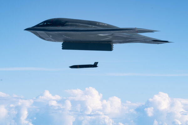 米爆撃機と対艦ミサイルの統合で抑止力が大幅向上