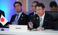 日中外相　8カ月ぶりに接触　関係改善の兆しは不透明