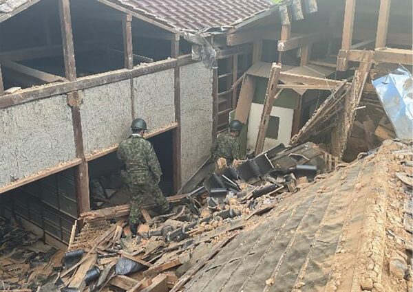 熊本地震   死者30人　自衛隊4600人が救助継続　猛暑と断水の“二重災害”に対応