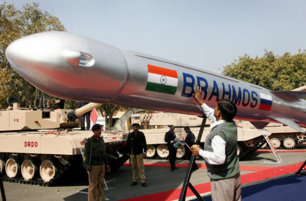 中共軍拡で印太緊張、インドミサイルの輸出拡大