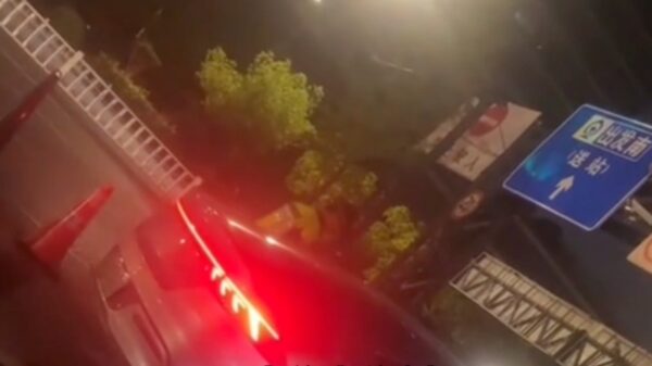 中国「もう生きたくない」 罰金で崩れ落ちた配車運転手