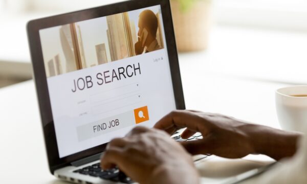 AI応募が求人市場を混乱　企業も求職者も選考難