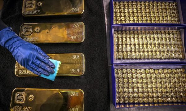 金価格が13年ぶり大幅下落　投資銀行が見通し下げ