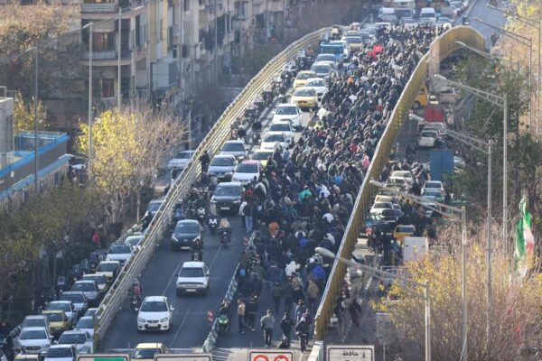 イラン国民の不満限界に　国民の8割超が食料不足に直面