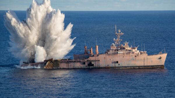 海自潜水艦が魚雷で米退役艦を撃沈　日米などの合同演習で
