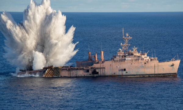海自潜水艦が魚雷で米退役艦を撃沈　日米などの合同演習で