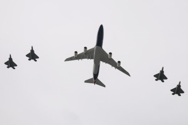 NATO首脳会議後　トランプ氏なぜ旧型機で帰国？新エアフォースワンの意外な理由