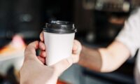 紙コップのコーヒーは大丈夫？　熱で溶け出す微細なプラスチック