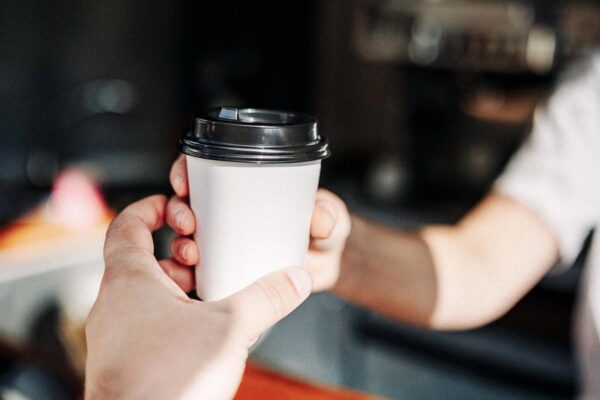 紙コップのコーヒーは大丈夫？　熱で溶け出す微細なプラスチック