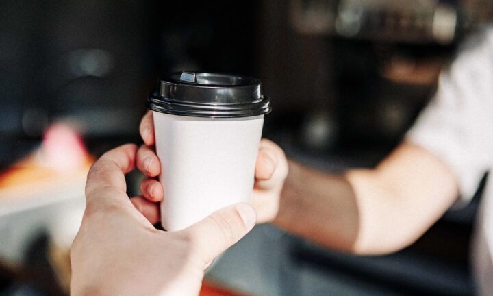 紙コップのコーヒーは大丈夫？　熱で溶け出す微細なプラスチック