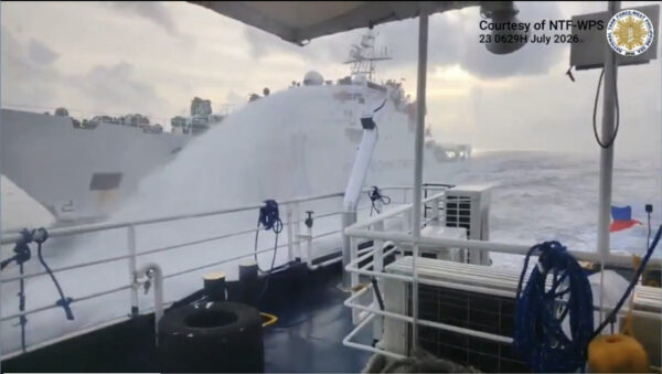 中国海警船がフィリピン船に放水　南シナ海で緊張続く