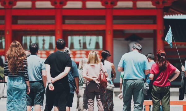 国内旅行　単価上昇で消費額過去最高　中国人観光客減で訪日客数は前年割れ