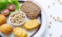 植物由来の肉・乳製品は添加物が多い？　動物由来製品との比較研究