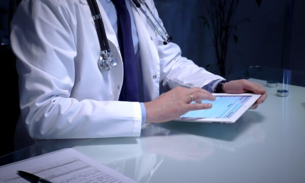 電子カルテ義務化はない？　2030年目標と現場の壁