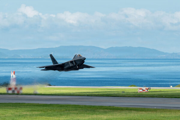 F-22ラプターが嘉手納に再展開　米軍が統合作戦能力を検証