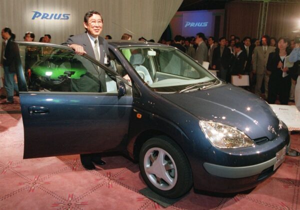プリウスを投入　トヨタ自動車元社長の奥田碩氏が死去　