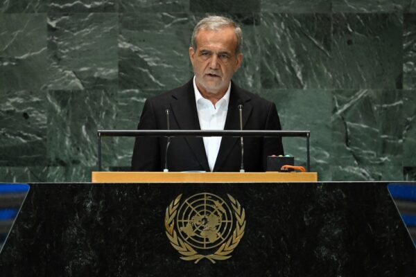 イラン大統領　最高指導者との「意思疎通が非常に困難」