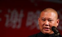 中国人気芸人、舞台で革命歌をアドリブ改変　通報され当局が調査