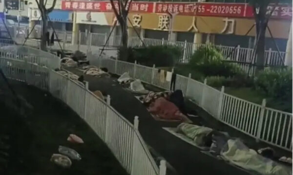 仕事も家もない　路上生活に追い込まれる中国の若者たち