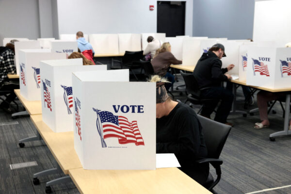 米大統領選　中国人が他人になりすまし投票　永住権放棄書類も偽造