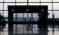 旅行中に警察から帰国迫られ　中国の若者　戻ったら出国できず