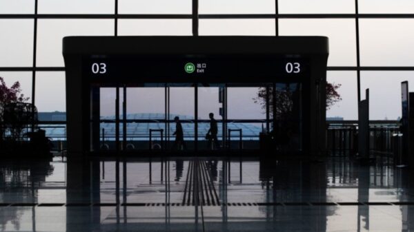 旅行中に警察から帰国迫られ　中国の若者　戻ったら出国できず