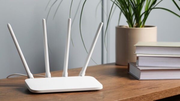 中国製Wi-Fi機器に「裏口」　スマホやパソコン侵入の恐れ