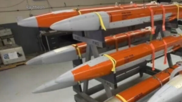 米軍の「空中デコイ」　レーダー上に数十機の偽戦闘機