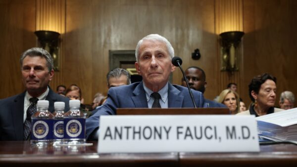 米上院　ファウチ氏の議会侮辱決議を可決　100超証言拒否